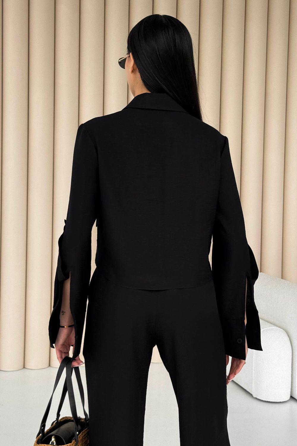 Стильный летний брючный костюм из льна черного цвета - фото