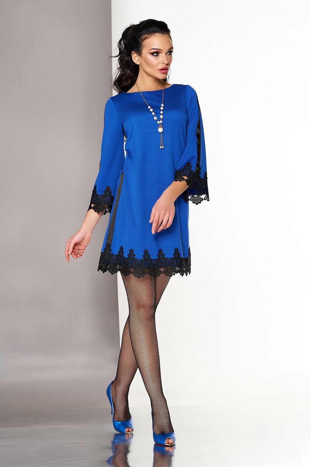Нарядное платье-трапеция с кружевом ярко-синее - фото