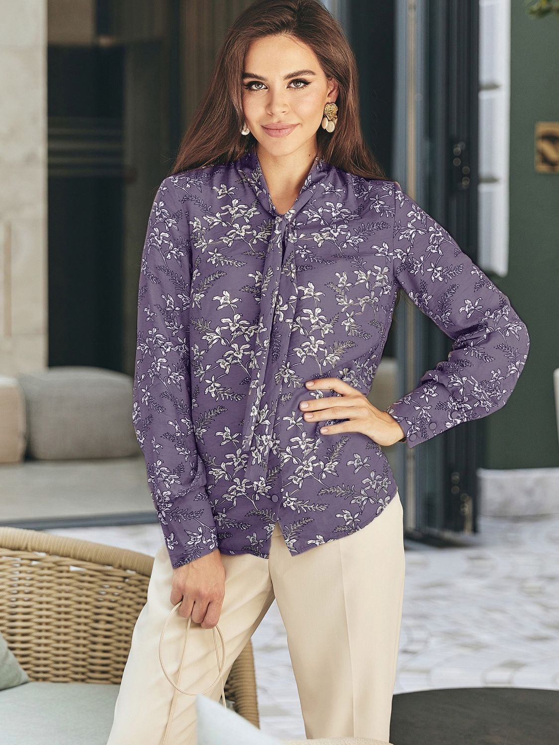 Блузка з квітковим принтом та коміром-аскот фіолетова - фото