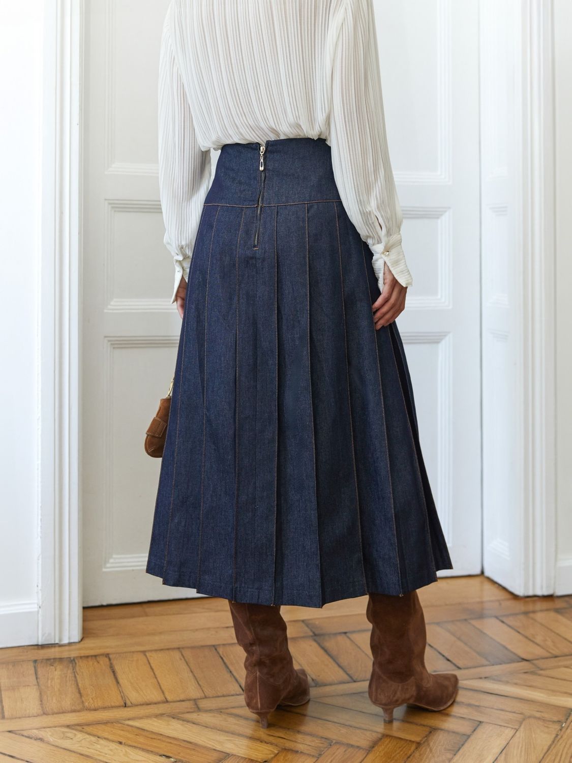 Джинсовая юбка-трапеция - фото