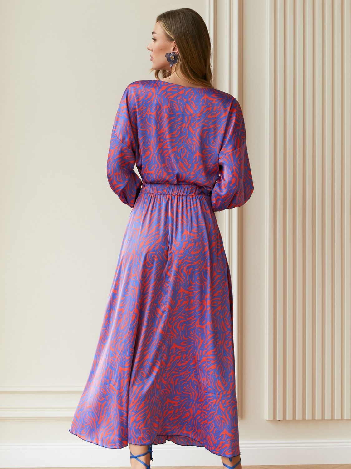 Элегантное платье макси из шелка с принтом - фото