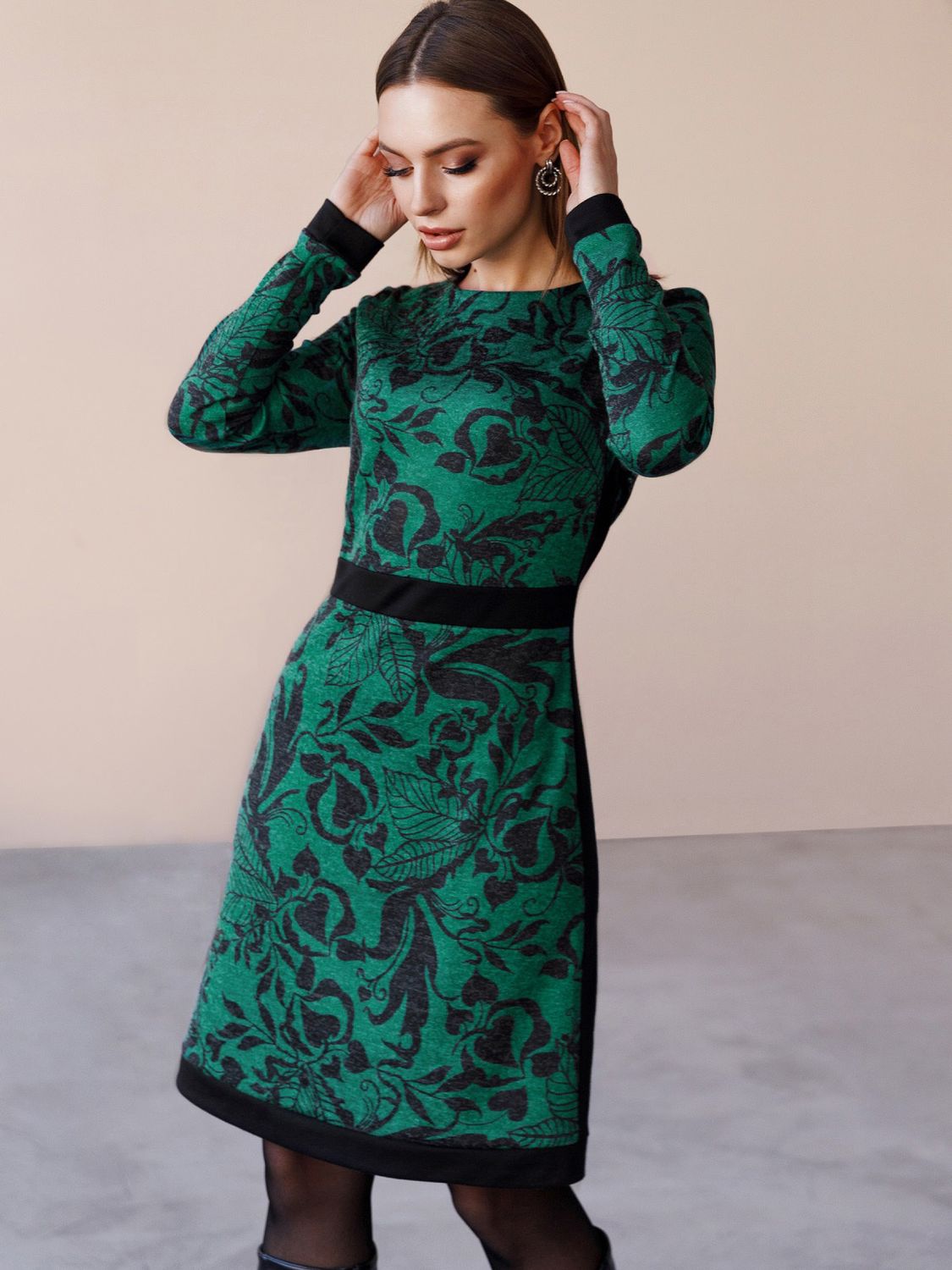 Красива сукня міді із ангори з принтом зелене - фото