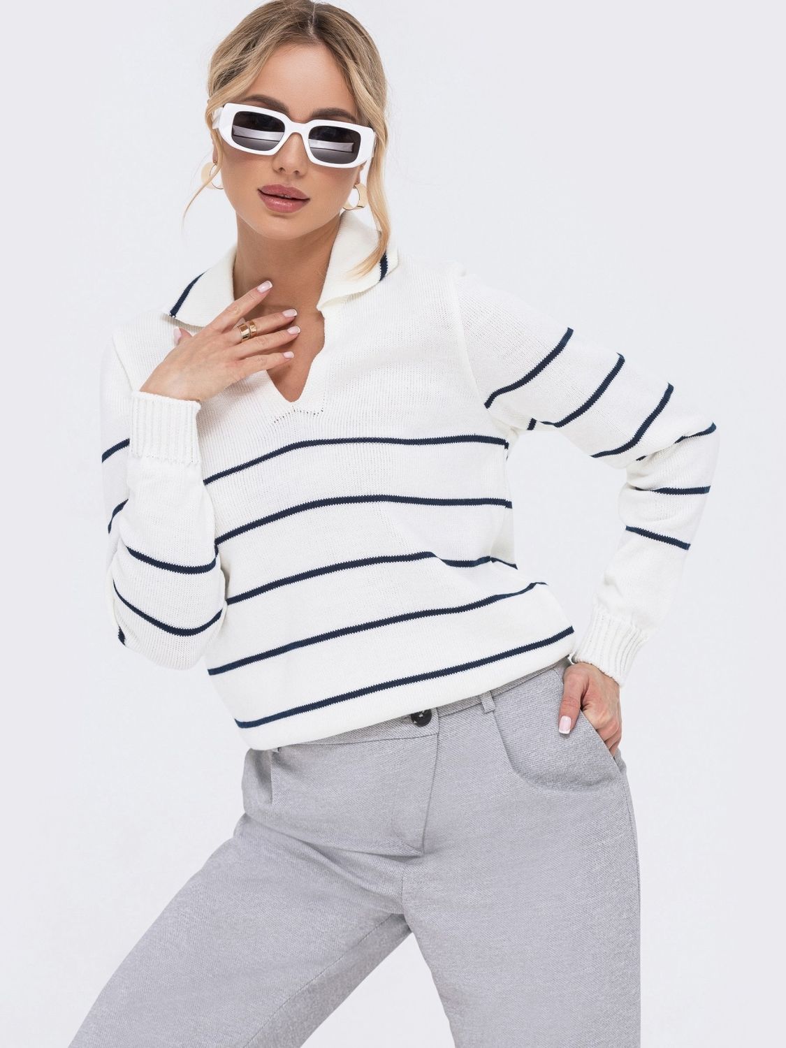 Женский вязаный пуловер белого цвета - фото