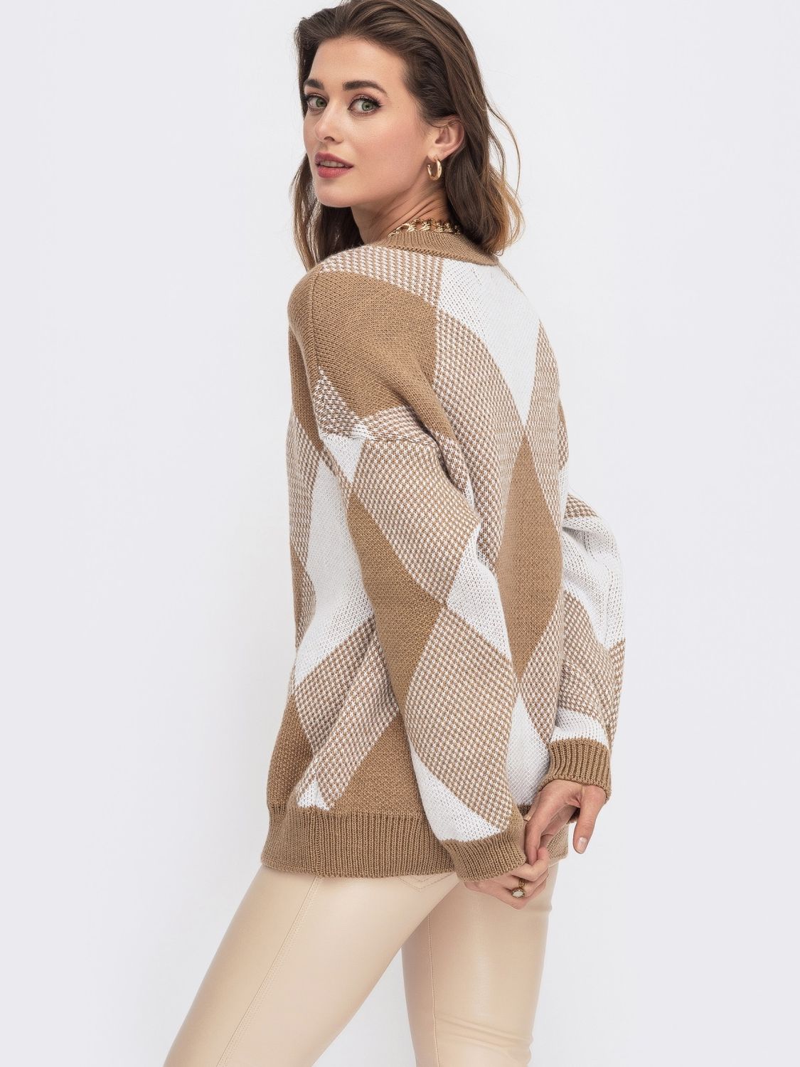 Жіночий светр вільного крою з візерунком "ромби" - фото