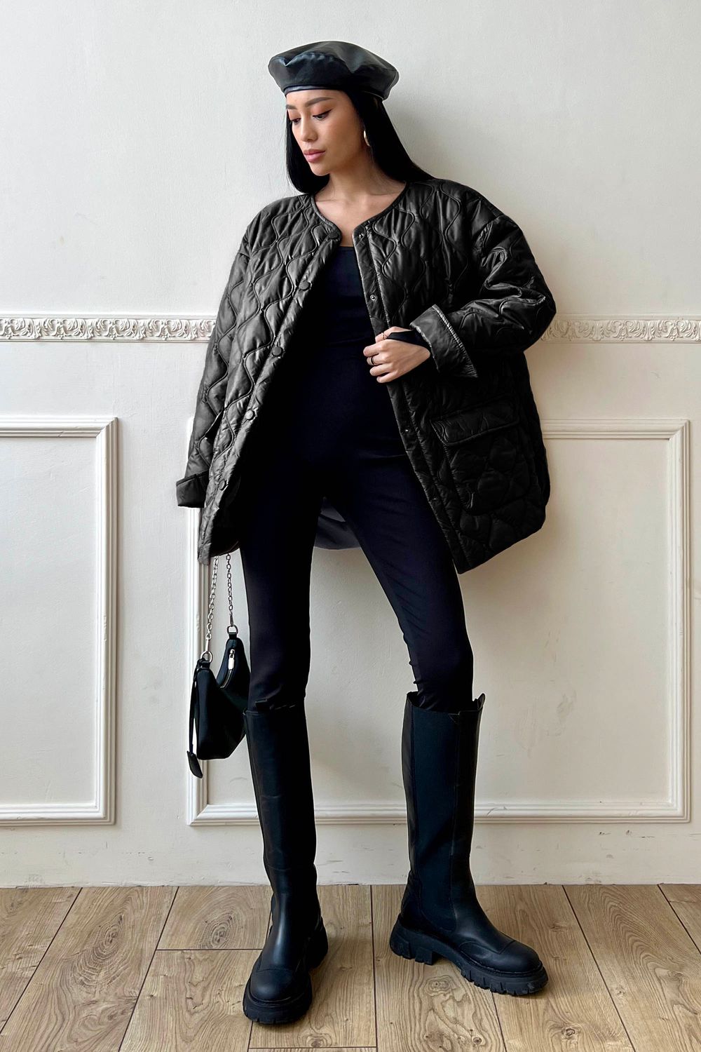 Жіноча весняна куртка оверсайз чорного кольору - фото