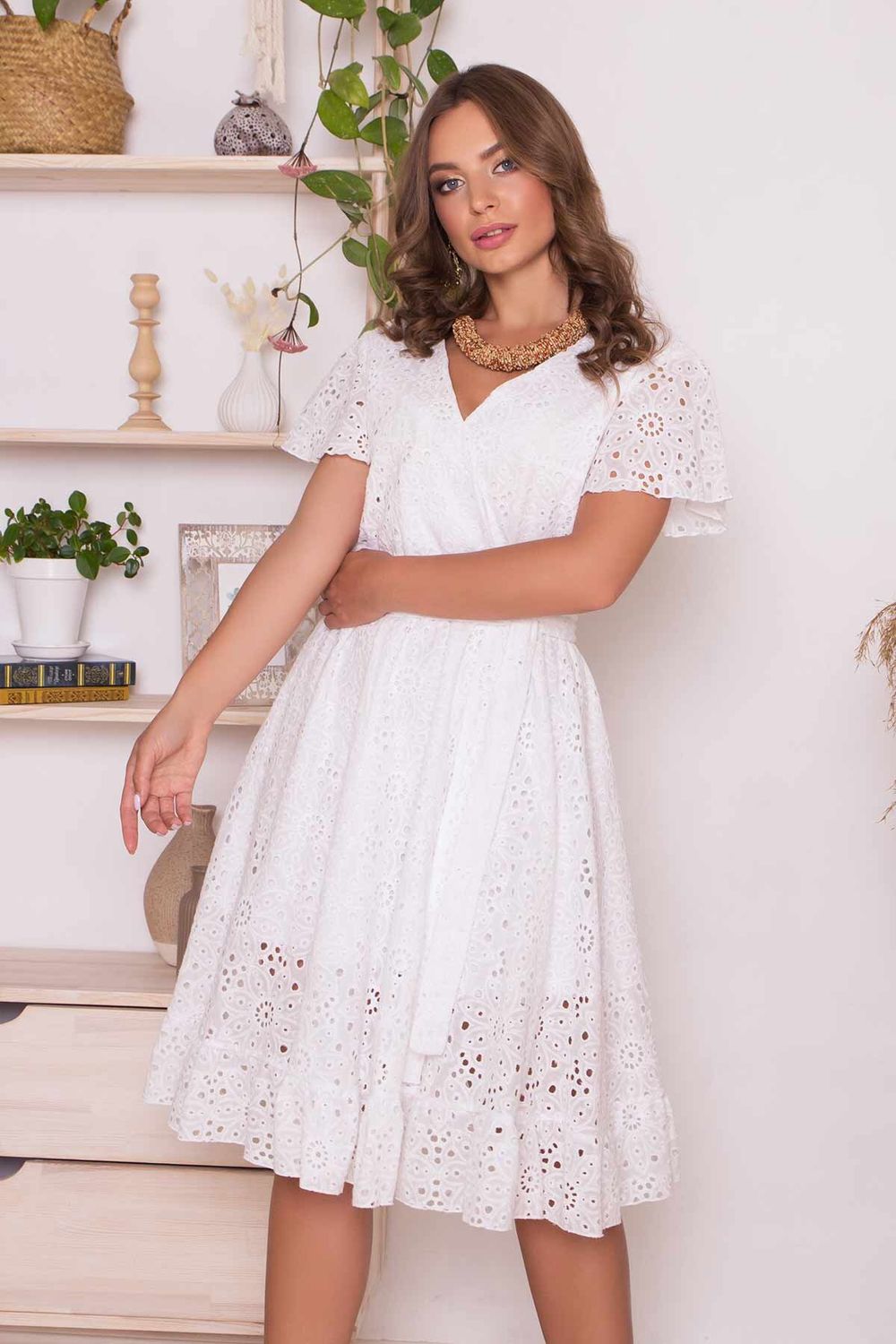 Біле літнє плаття міді з прошви приталене - фото