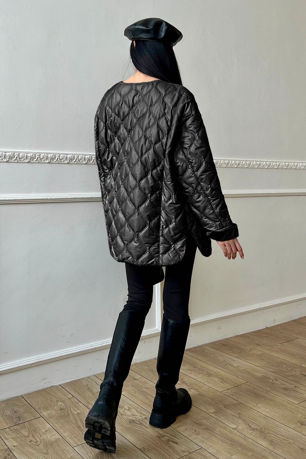 Жіноча весняна куртка оверсайз чорного кольору - фото