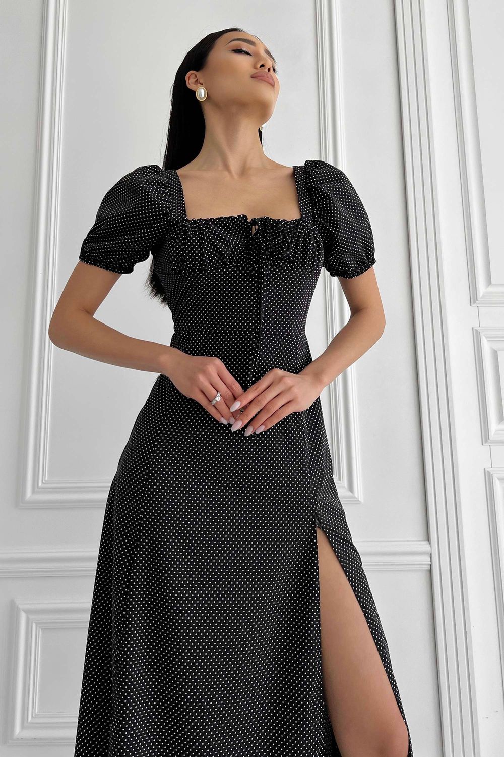 Летнее платье макси черного цвета в горошек - фото