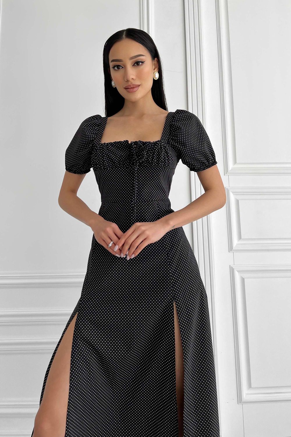 Літнє плаття максі чорного кольору в горошок - фото