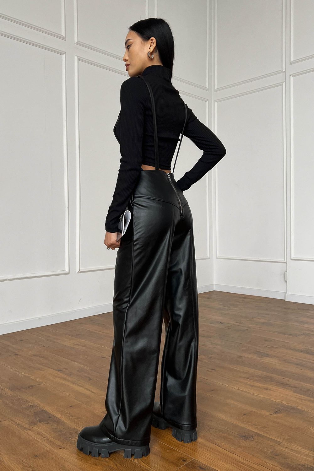Модный кожаный комбинезон черного цвета - фото
