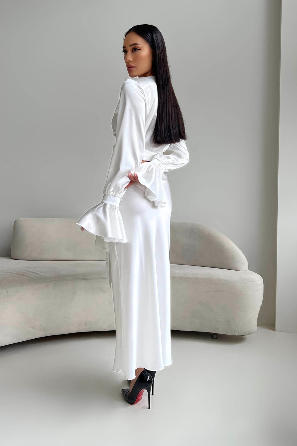 Нарядный женский костюм из белого атласа - фото