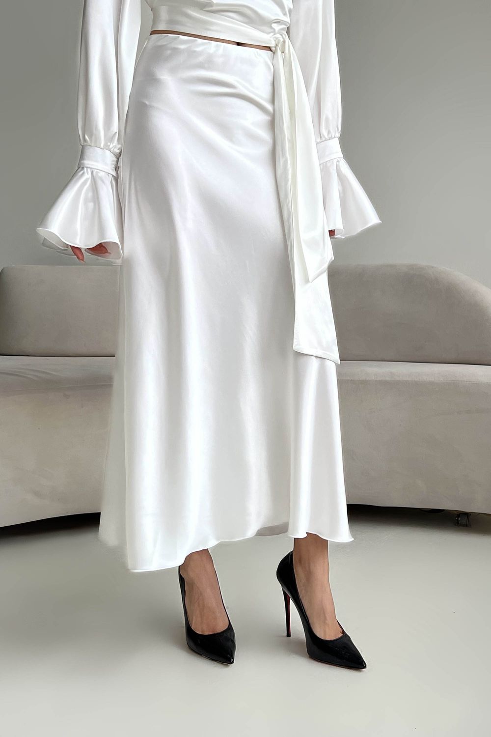 Нарядный женский костюм из белого атласа - фото