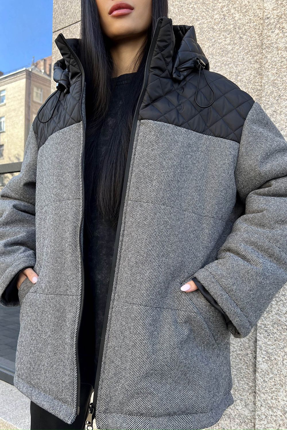 Стильна зимова куртка з комбінованої тканини - фото
