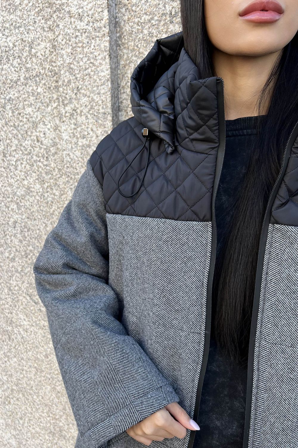 Стильна зимова куртка з комбінованої тканини - фото
