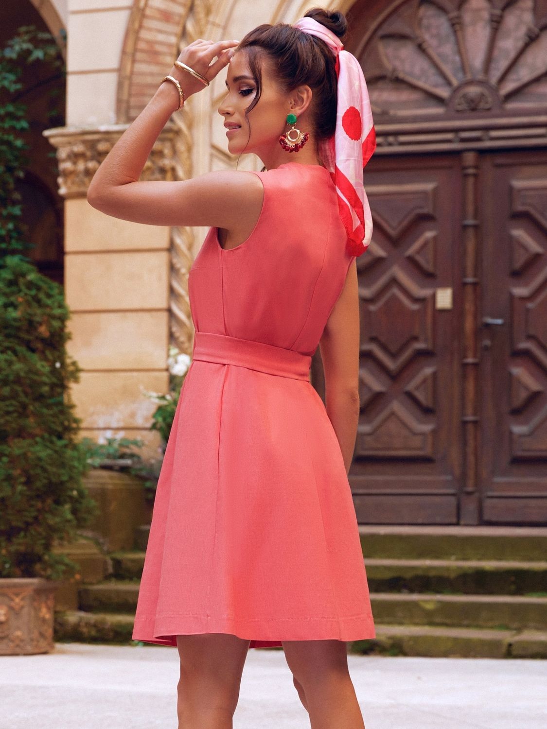Модное летнее платье трапеция кораллового цвета - фото