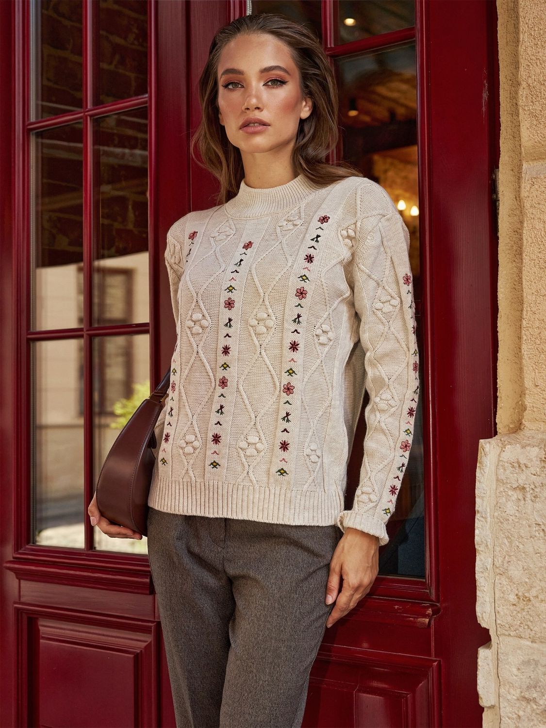 Модний жіночий светр з вишивкою - фото