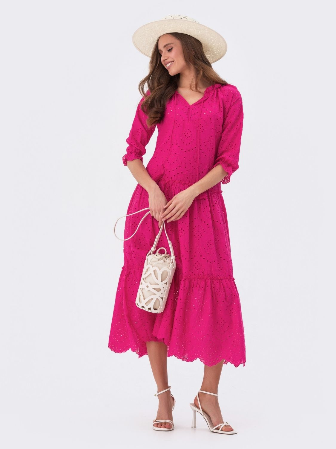 Розовое летнее платье из прошвы свободного кроя - фото