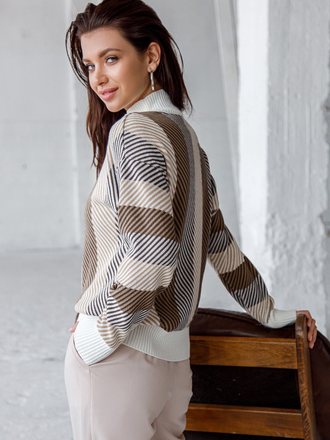Стильный женский свитер со спущенной линией плечевого шва - фото