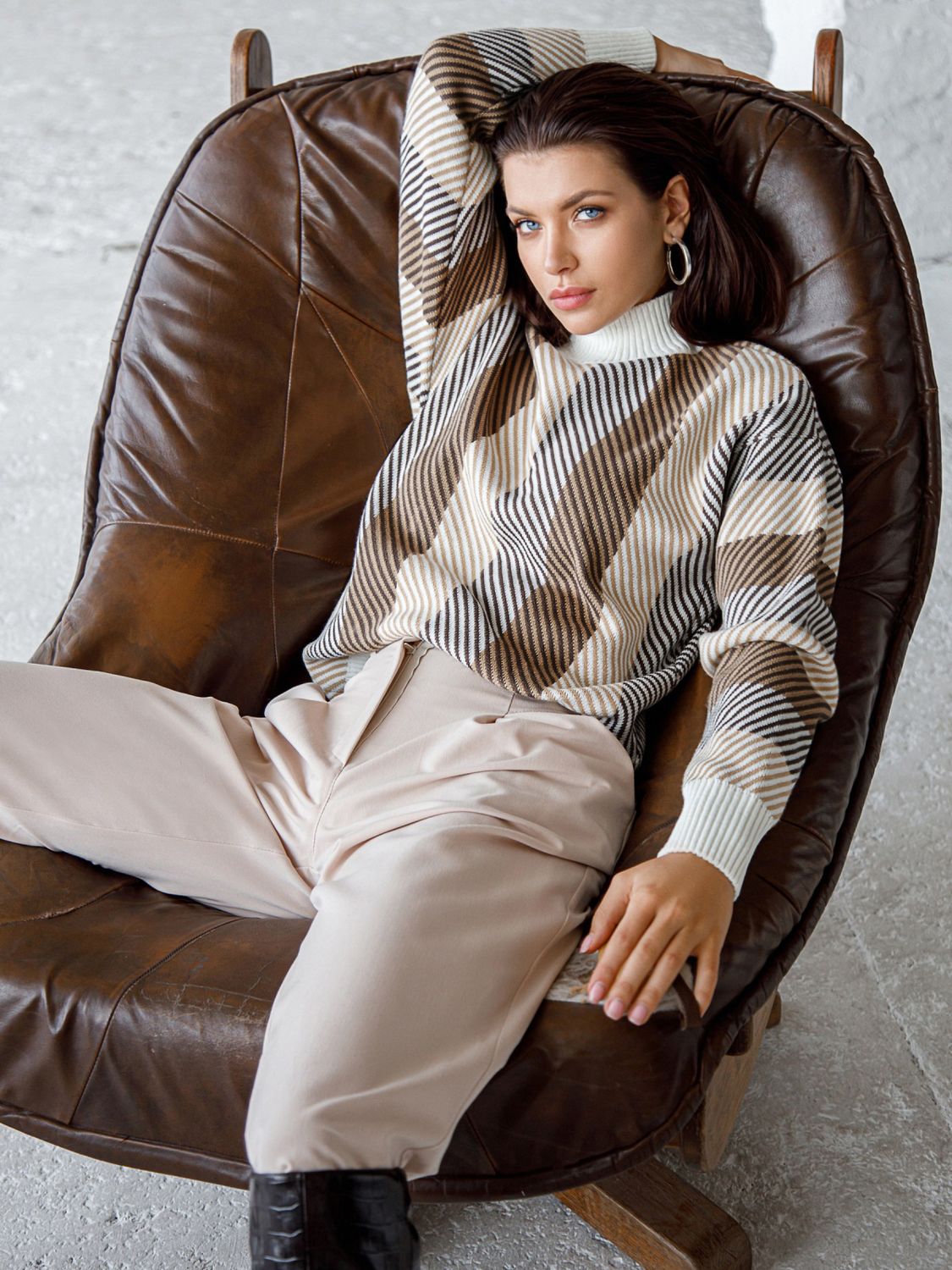 Стильний жіночий светр зі спущеною лінією плечового шва - фото