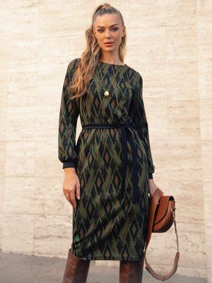Стильное приталенное платье миди из трикотажа - фото
