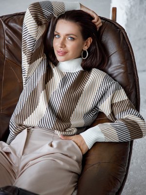 Стильний жіночий светр зі спущеною лінією плечового шва - фото