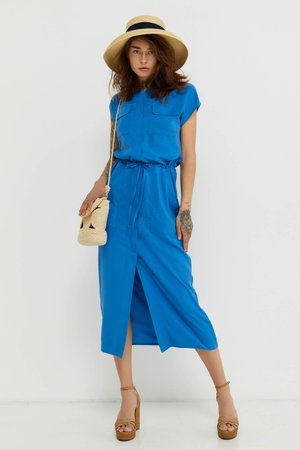 Стильное летнее платье голубого цвета с разрезом - фото