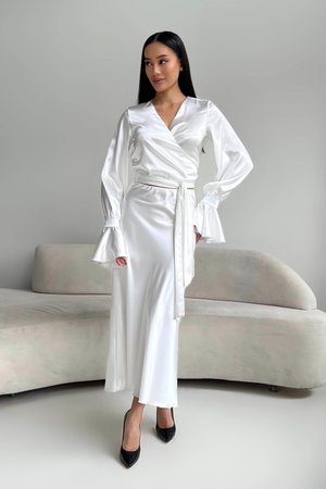 Нарядний жіночий костюм з атласу білого кольору - фото