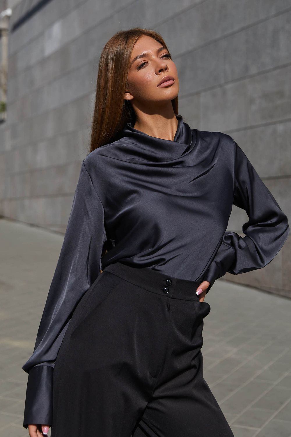 Ошатна шовкова блузка чорного кольору - фото