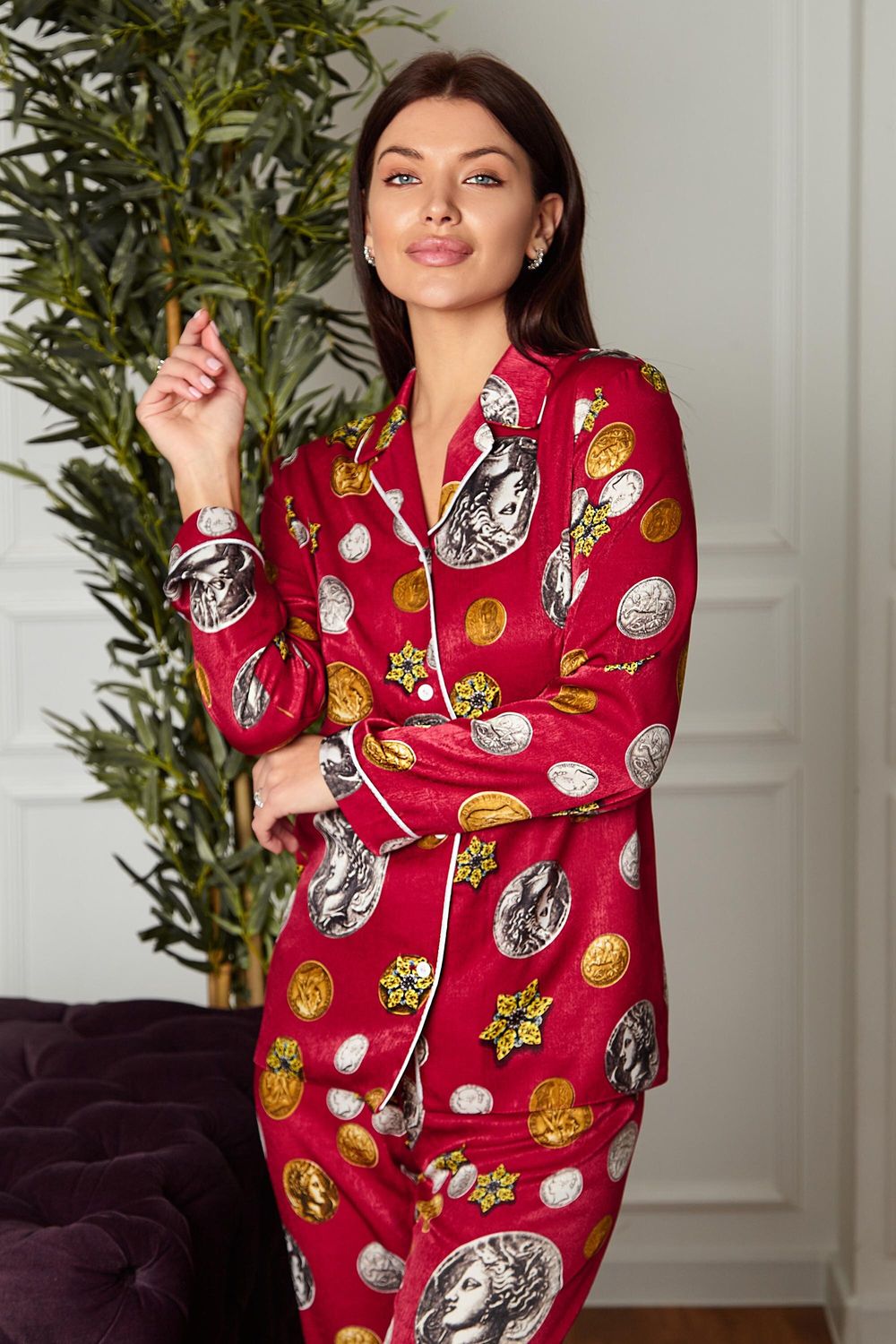 Красивая шелковая пижама с принтом красная - фото