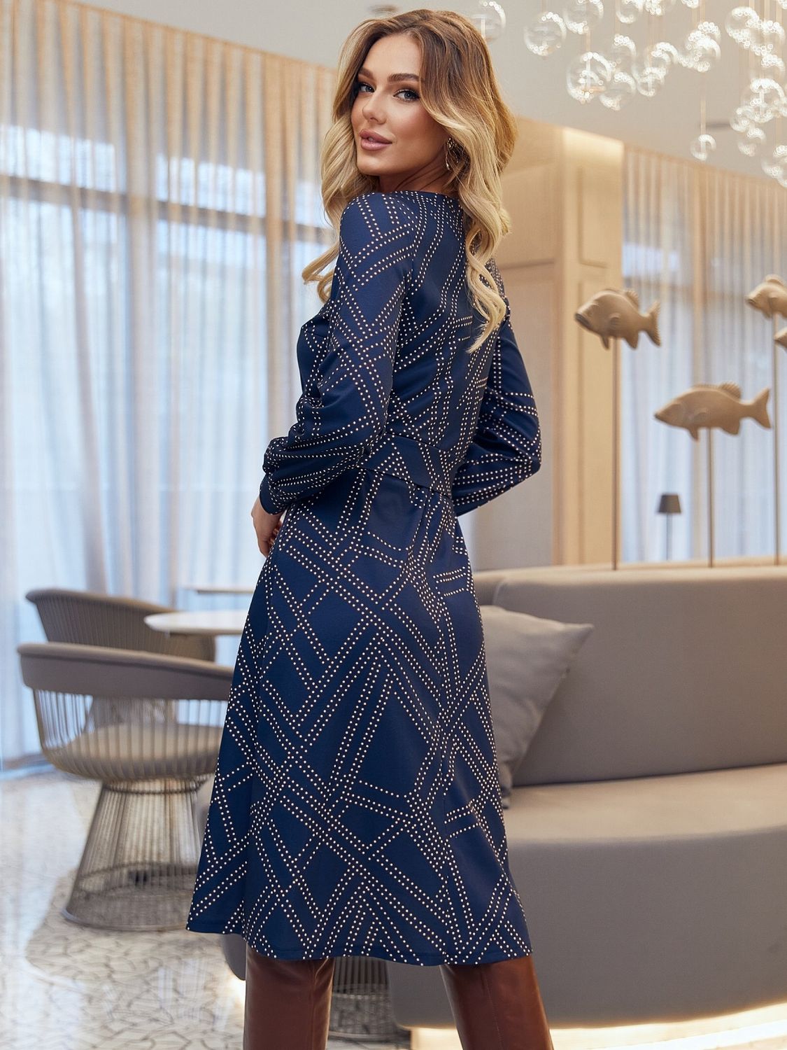 Стильна сукня міді синього кольору з принтом - фото