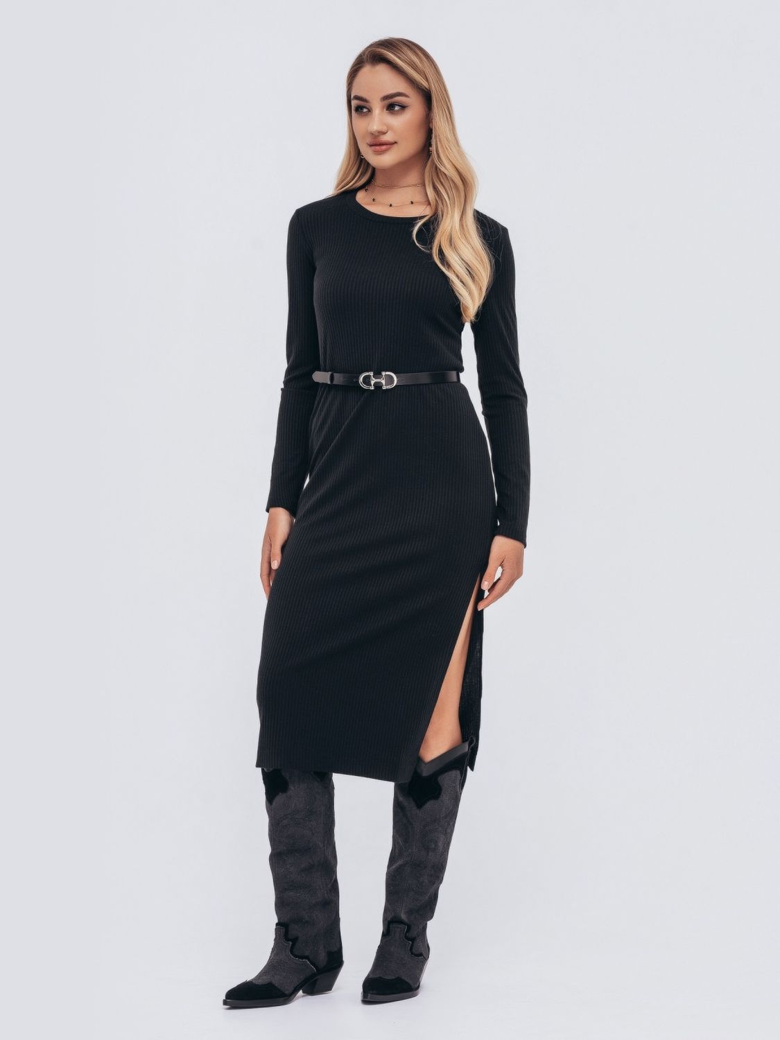 Чорне трикотажне плаття з розрізом на нозі - фото