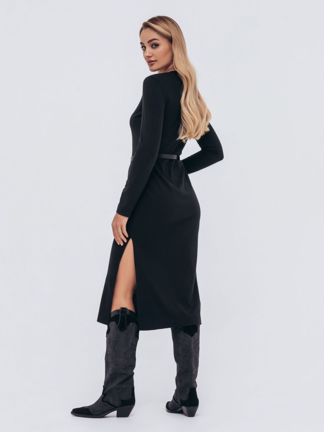 Чорне трикотажне плаття з розрізом на нозі - фото