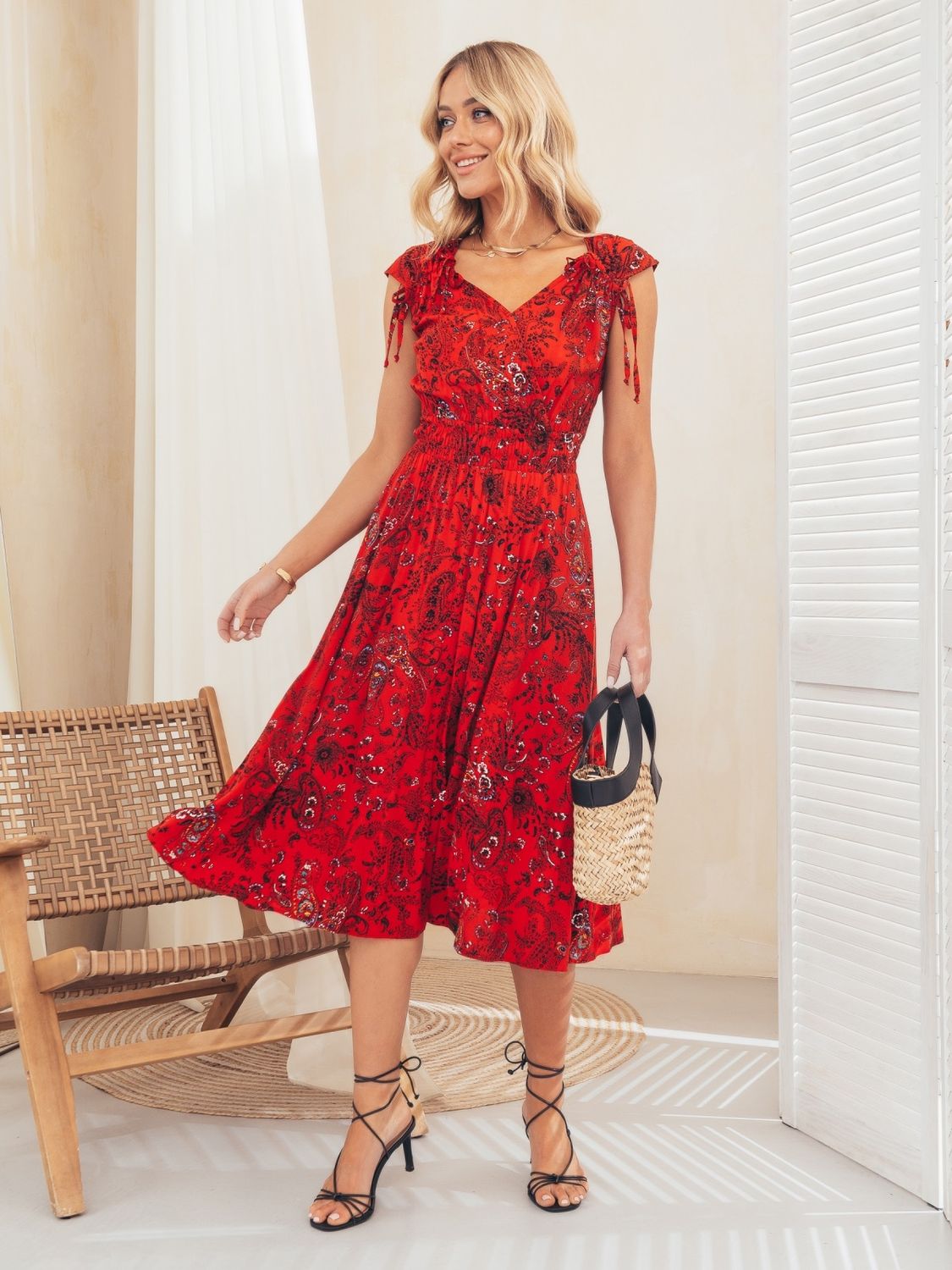 Легкое летнее платье красного цвета с принтом - фото