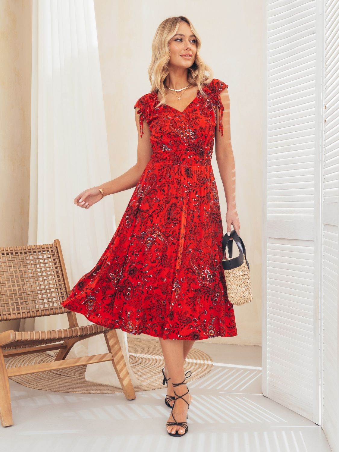 Легка літня сукня червоного кольору з принтом - фото