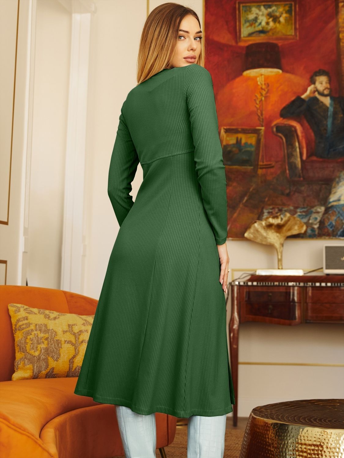 Стильне трикотажне плаття з розрізами кольору хакі - фото