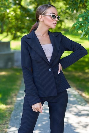 Женский деловой брючный костюм в полоску черный - фото