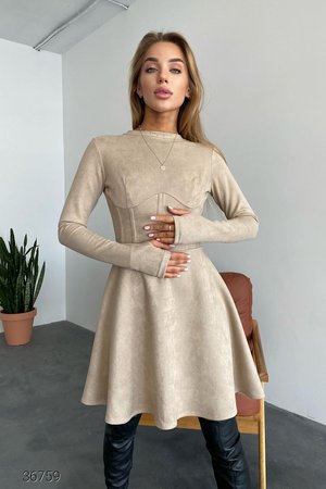 Замшеве плаття зі вставкою у вигляді бежевого корсета - фото
