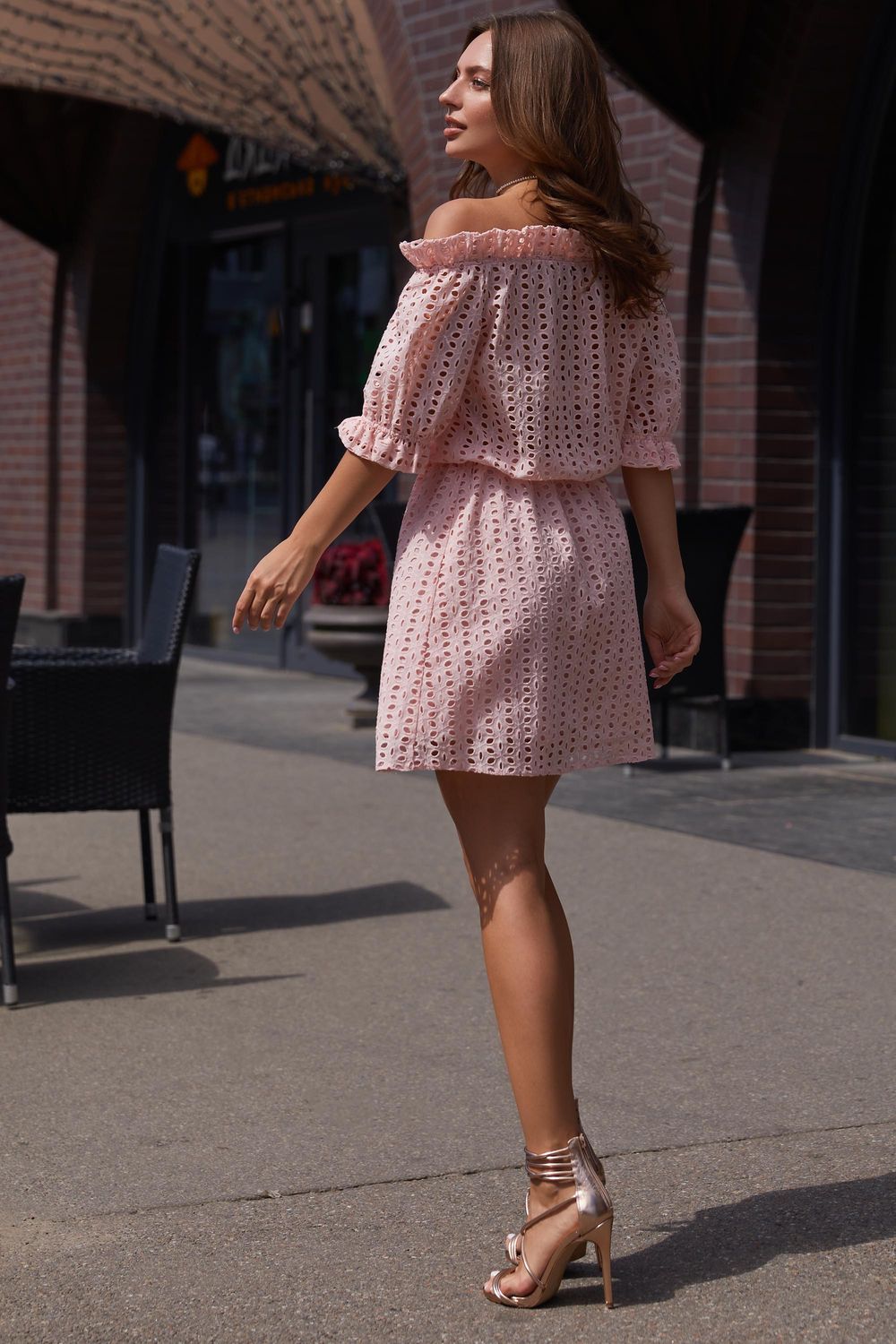 Літнє плаття з прошви з відкритими плечима персикове - фото