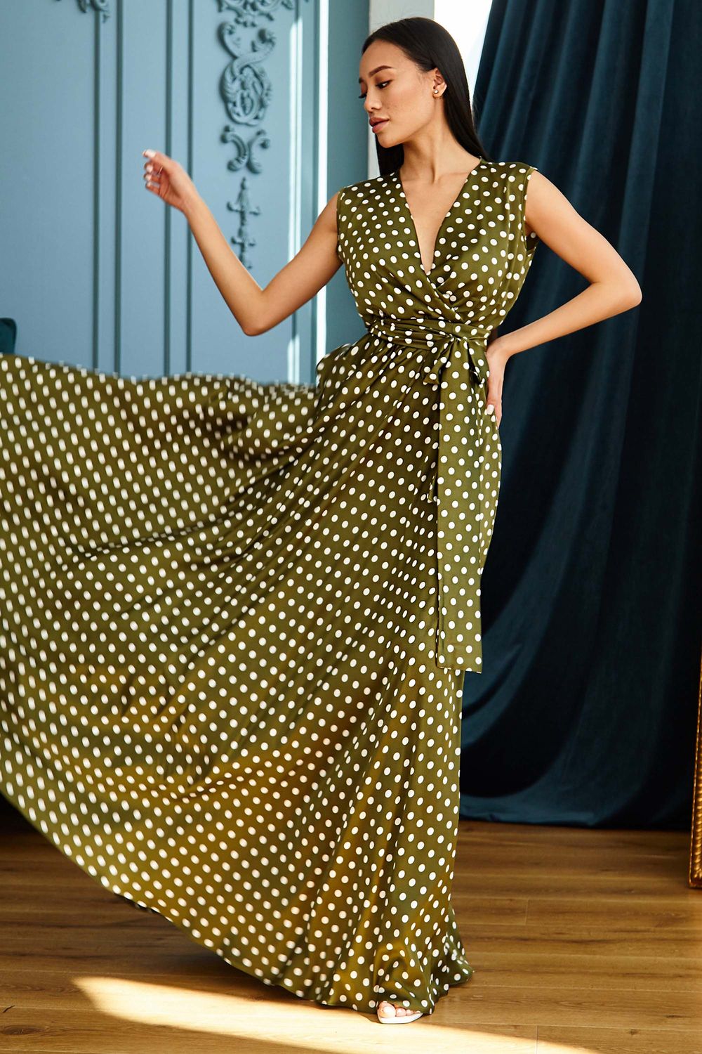 Летнее шелковое платье в пол в горошек - фото