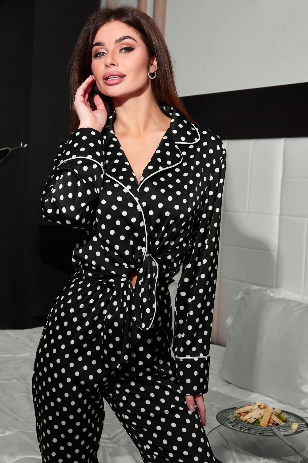 Женская шелковая пижама в горошек черная - фото
