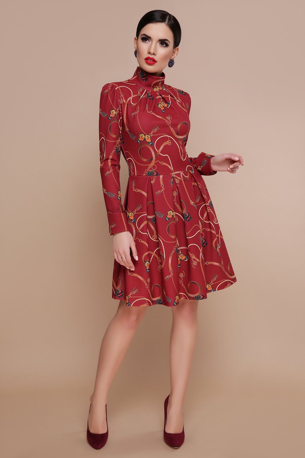 Бордовое приталенное платье с принтом - фото