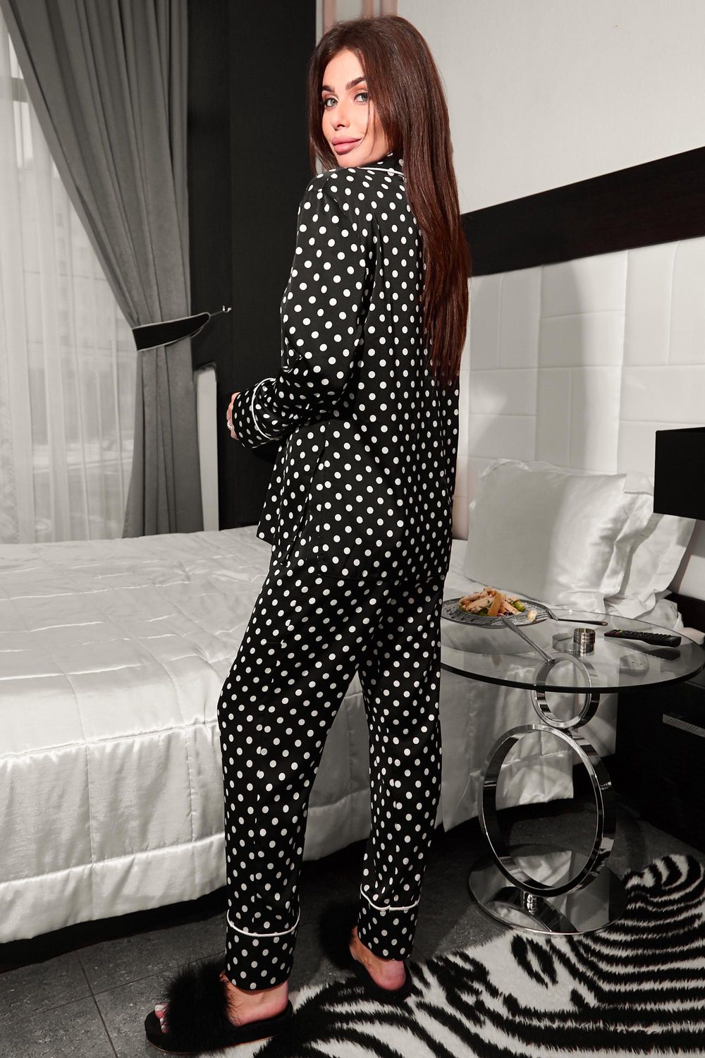 Жіноча шовкова піжама в горошок чорна - фото