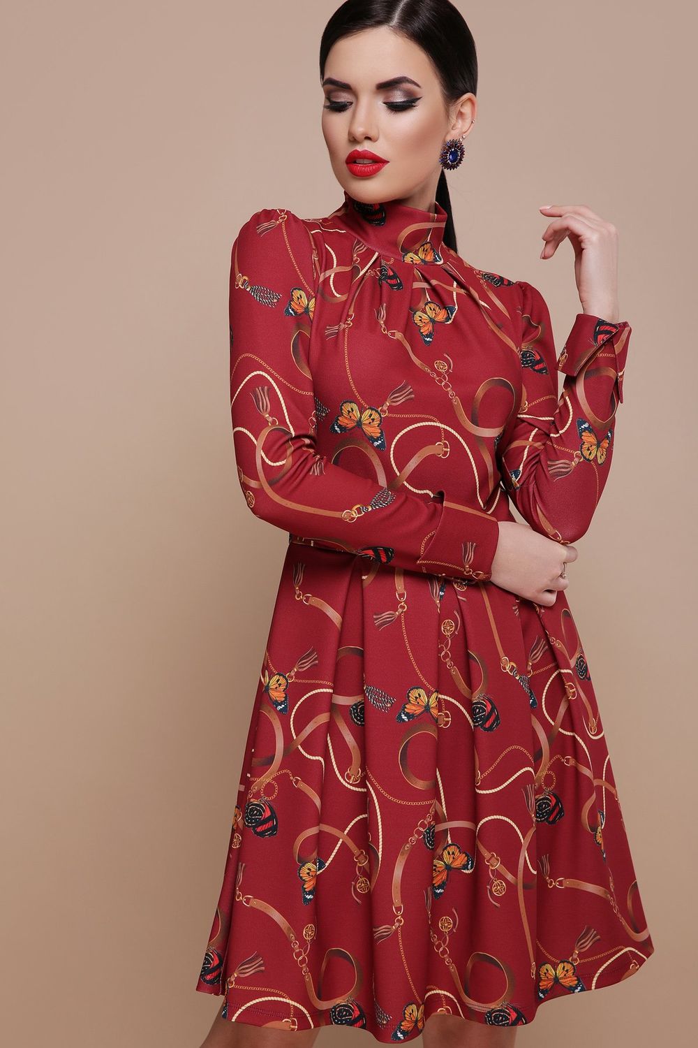 Бордовое приталенное платье с принтом - фото