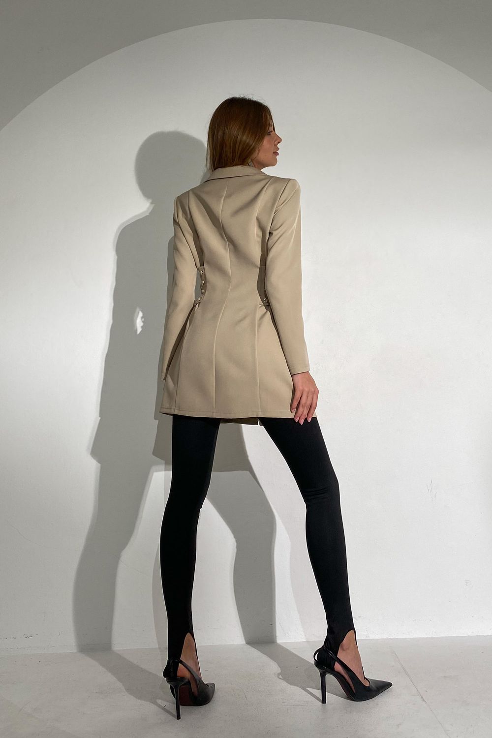 Елегантне плаття піджак міні бежевого кольору - фото