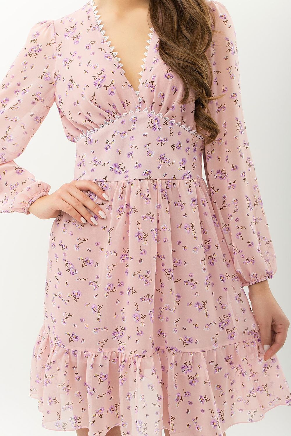 Легкое весеннее платье с цветочным принтом - фото