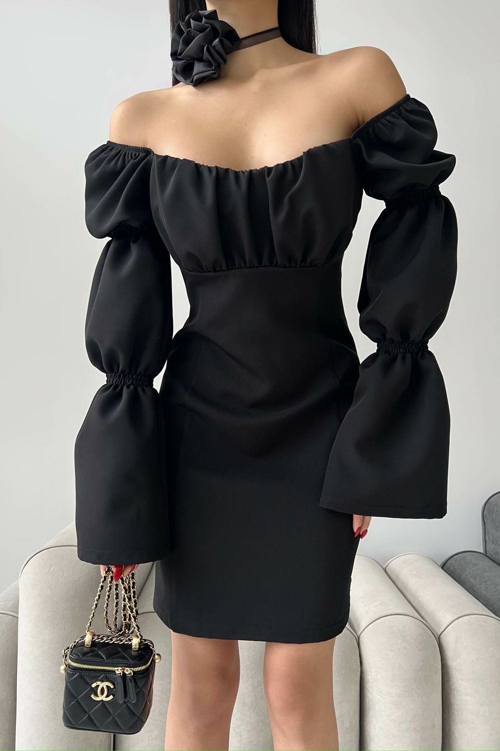 Игривое нарядное платье мини черного цвета - фото