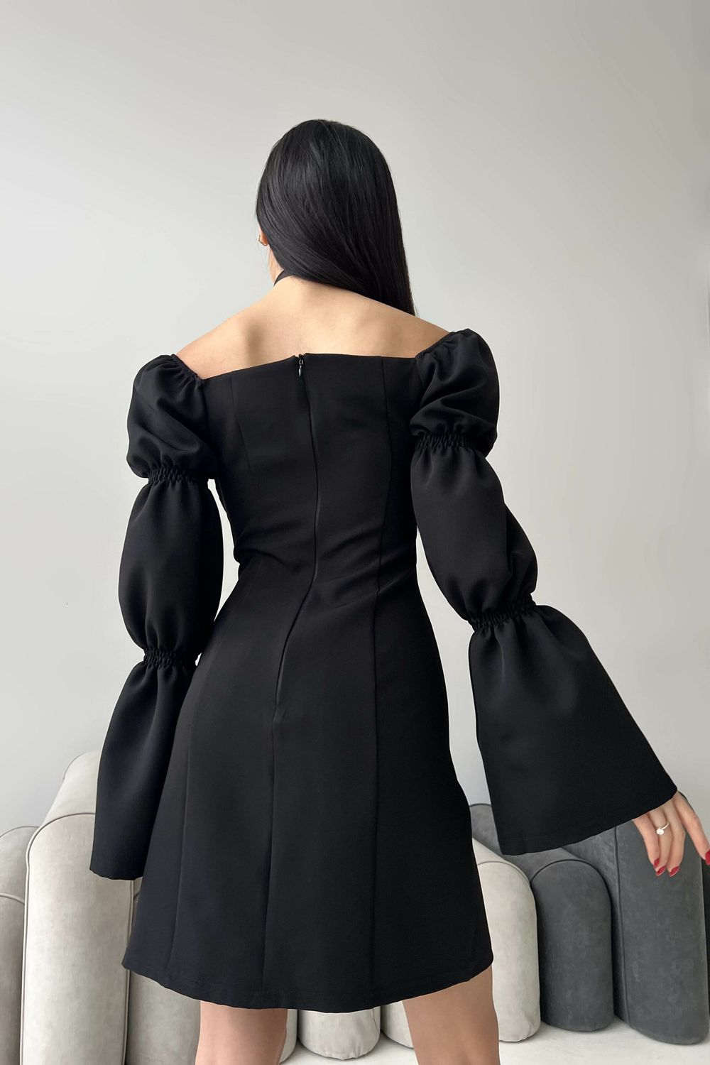 Игривое нарядное платье мини черного цвета - фото