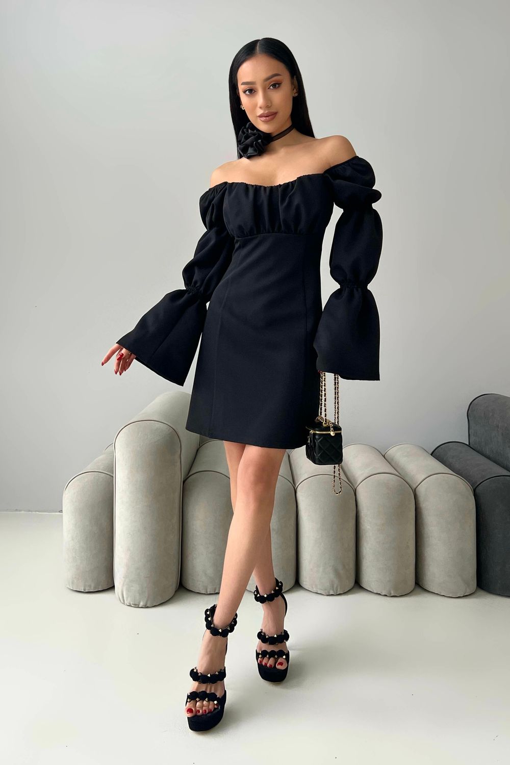 Грайливе нарядне плаття міні чорного кольору - фото