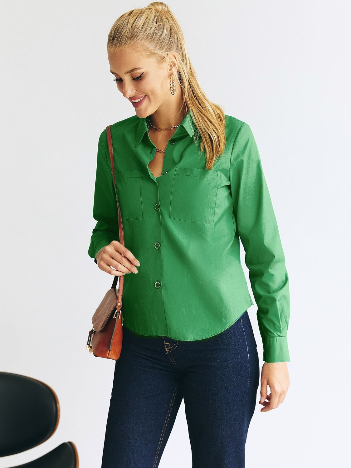 Стильная зеленая рубашка с накладными карманами - фото