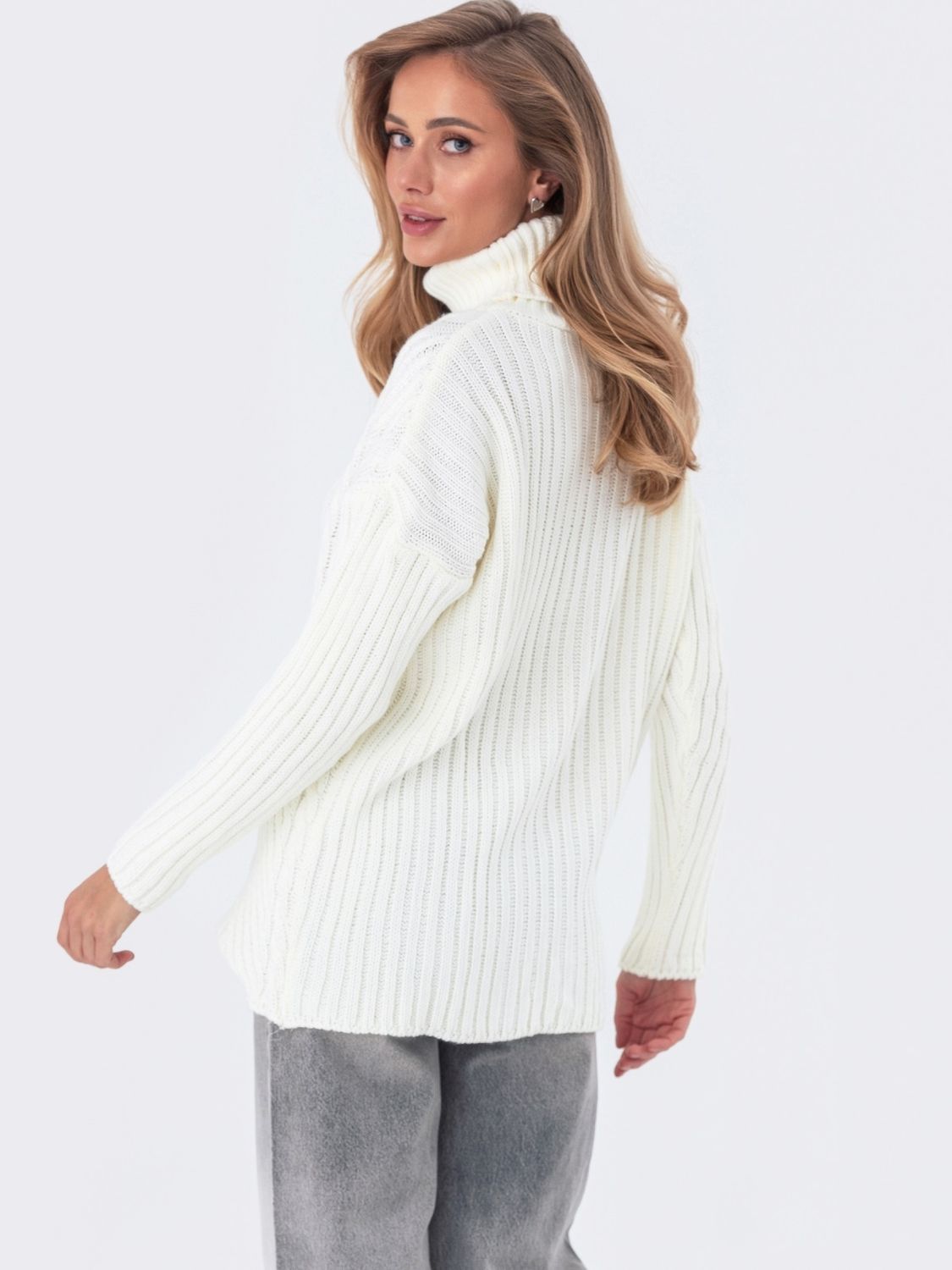 Вязаный свитер с высоким горлом молочного цвета - фото